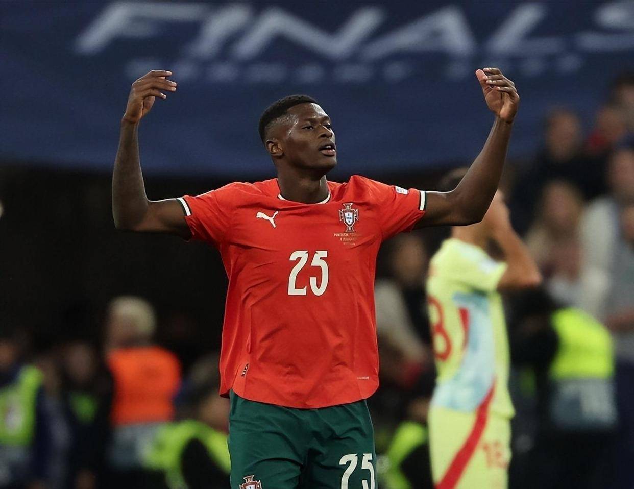 TA：在麦克拉伦执教牙买加时，他曾自掏腰包为工作人员买机票