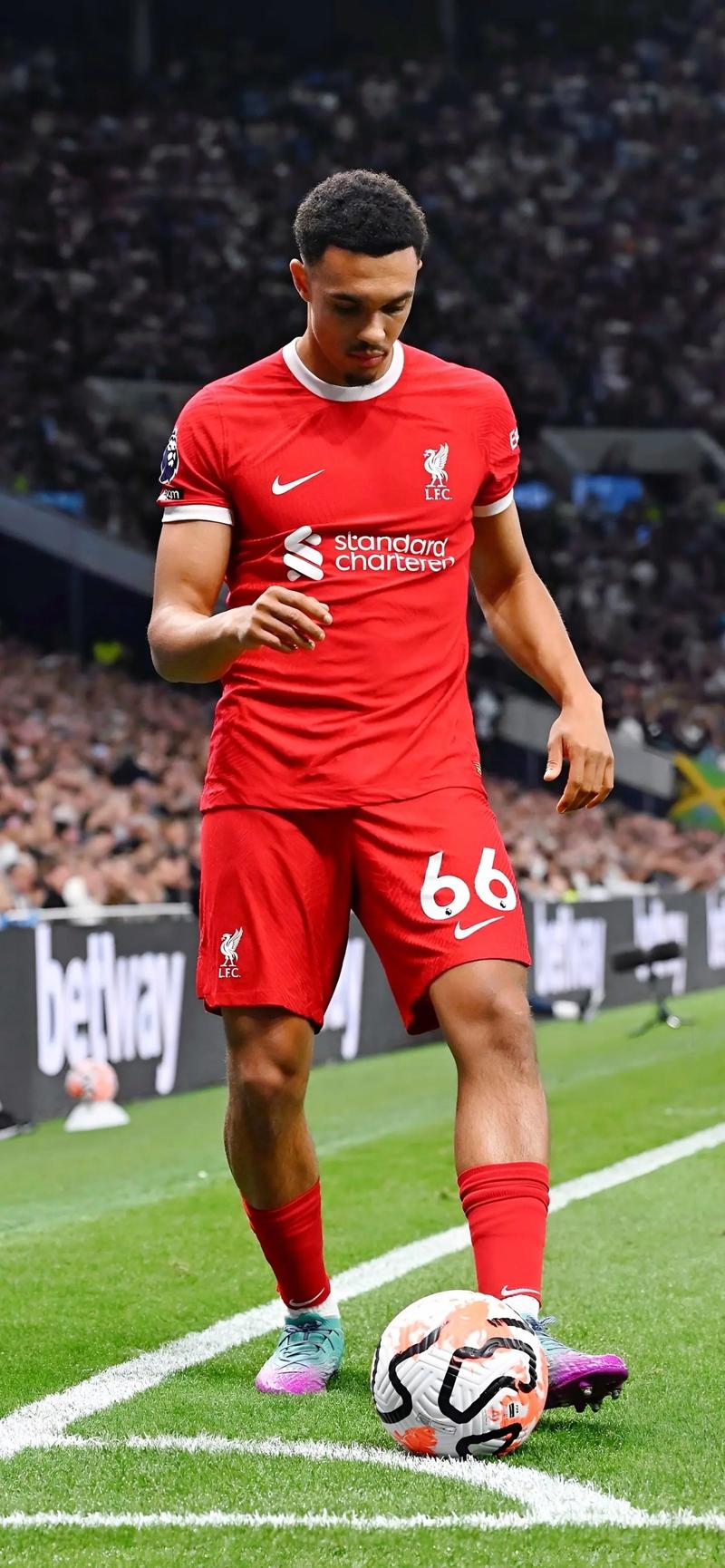 紧跟时事，韩国艺人在热刺vs纽卡看台模仿酷玩乐队观众出轨