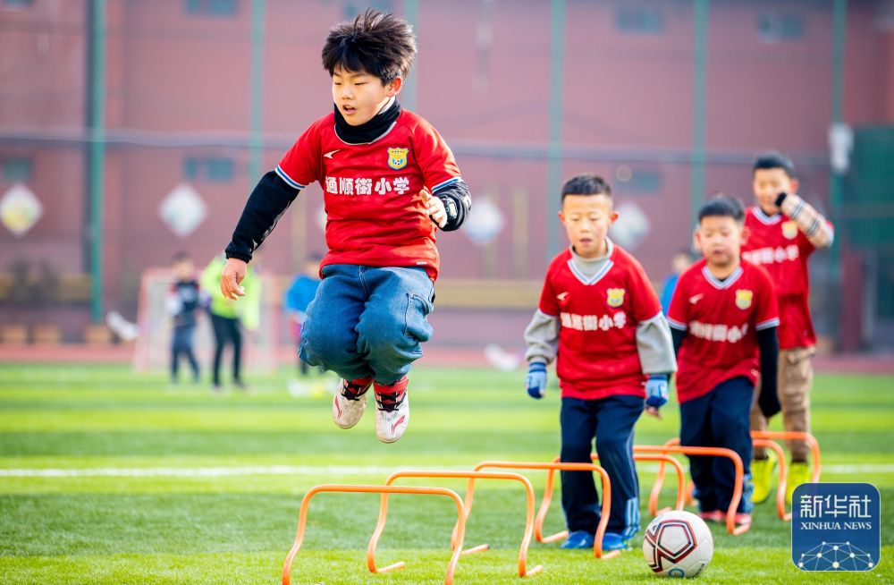 记者：邵佳一执教国足会带着部分在青岛西海岸的助手